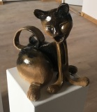 chat en céramique stylisé